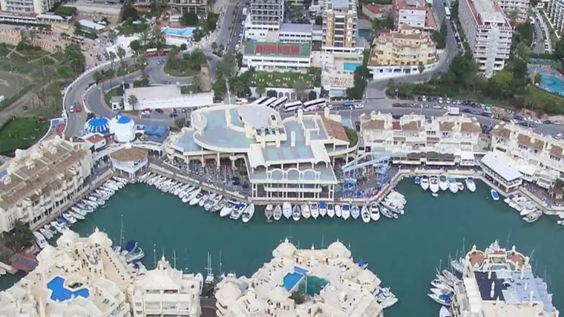 Benalmádena, ein Sporthafen im Herzen der Costa del Sol, von einer anderen Galaxie.