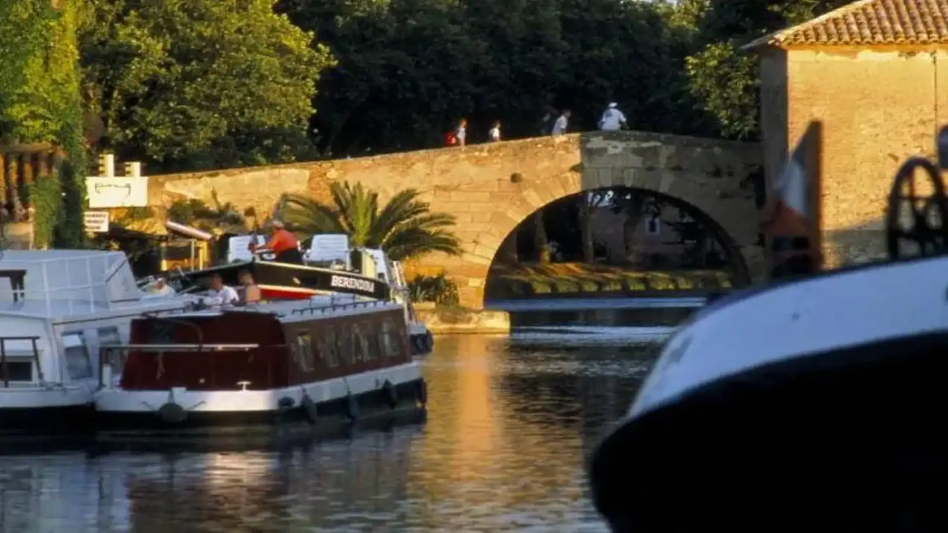 Der Unterschied in der Flussnavigation, von Frankreich an fünf Knoten.