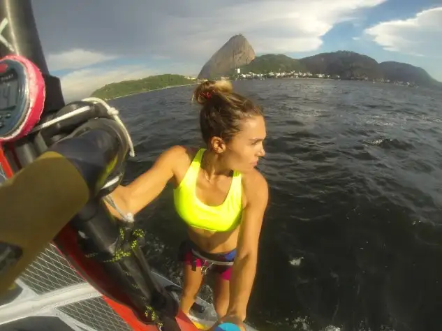 La windsurfista sevillana Blanca Manchón, navegando este mes de julio en las futuras aguas olímpicas de Río 2016.