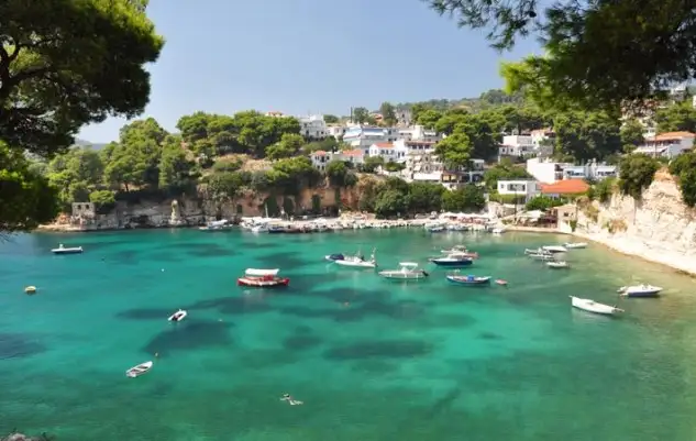 La Isla de AlonissosMuy cercana a Skópelos, Alonissos es una isla de tupida vegetación, cuyos pinares llegan en muchas ocasiones hasta la playa. Isla de sorprendente belleza, cuenta con los abismos más impresionantes del Egeo. La isla fue poblada en los años de la prehistoria, y su dominio posterior causó muchas disputas entre Atenas y Macedonia. En el siglo II d.C. fue conquistada por los romanos. Luego llegaron los bizantinos que construyeron los muros del castillo de Chorio. Tras una etapa de dominio veneciano, los turcos la conquistaron el 1538 y en 1830 Alonissos se unió a Grecia.