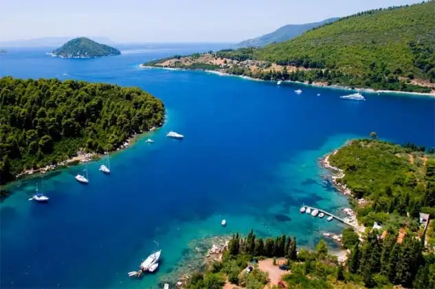 la Isla de Skópelos Se encuentra entre Skiathos y Alonisos. Se trata de una isla cubierta por pinos y una vegetación exuberante. Gracias a su arquitectura tradicional, sus numerosas iglesias, ermitas blancas dispersas por toda la isla, sus frondosos bosques, que se bañan en el mar, y sus maravillosas playas, ofrece uno de los ambientes más buscados para unas vacaciones de ensueño. Según la mitología, sus primeros habitantes fueron los cretenses que llegaron a este lugar conducidos por Estafilo, hijo de Dionisio y Ariadna. Comienza su historia en el periodo micénico. Más tarde destaca como miembro de la liga Ateniense, y posteriormente, pasa a pertenecer a Macedonia, para volver a ser ateniense poco después. Llegó a ser lugar de destierro durante el periodo veneciano. Durante la dominación franca perteneció a una poderosa familia. En 1538 fue devastada y saqueada por el pirata Barbarroja y estuvo unos años bajo dominio turco.