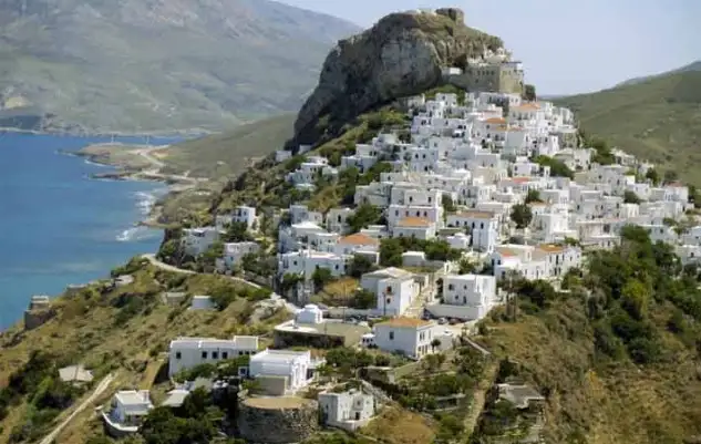 la Isla de Skyros (Skiros) Según la mitología, fue el refugio de Aquiles, héroe de Troya, cuya madre, Tetis, lo escondió aquí vestido de mujer entre las hijas del rey Licomedes, para evitar su marcha a Troya. Se dice también que en este lugar murió el rey de Atenas, Teseo. Skyros en su mitad se convierte en un estrecho istmo que divide la isla en dos, la norte más poblada y frondosa, y la sur montañosa y árida. Destaca por la arquitectura tradicional, su rica tradición folklórica y la gran alternancia de paisajes, de grandes playas arenosas, rocas escarpadas, calas pintorescas, cuevas marinas con aguas cristalinas, una naturaleza exuberante y localidades históricas. El coche no es absolutamente necesario y de nuevo los autobuses y las barcas serán el medio de locomoción.