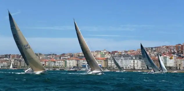La Bahía de Santander es un marco de lujo para la navegación.