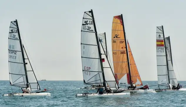 Catamaranes de todo tipo en la IX MedSailing Meeting en el Club Nàutic El Balís. Foto: Cristina Balcels.