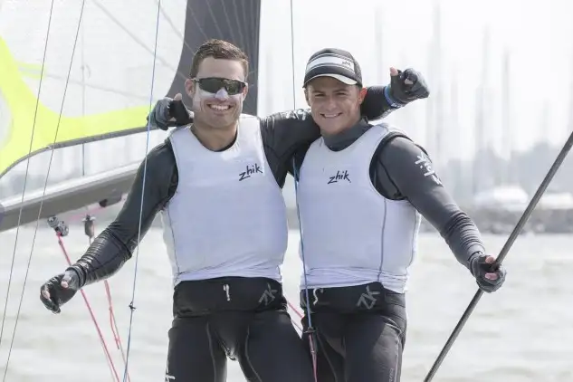 El gallego Iago López Marra (i) y el cántabro Diego Botín celebrando la victoria en Medemblik. Foto: S. Van der Borch