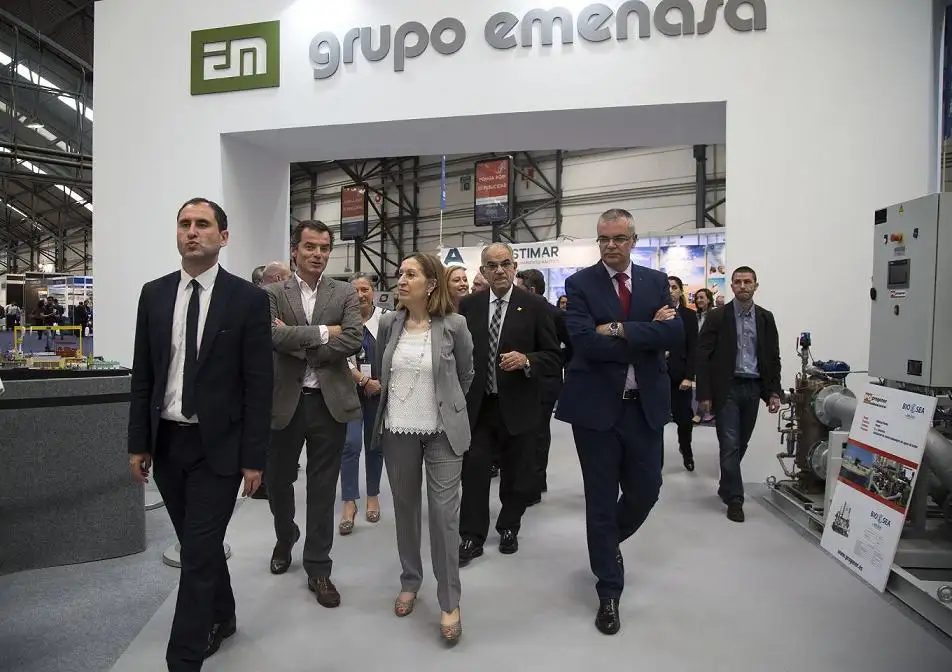 La Ministra de Fomento, Ana Pastor, asistió a la jornada de clausura del evento, en donde pudo conocer de primera mano las novedades del sector haciendo un amplio recorrido por el Ifevi. En declaraciones a los medios, Pastor, reiteró el apoyo de su cartera en la lucha de dos temas fundamentales: el Tax-Lease y la Autopista del Mar. Y en este sentido, la Ministra recordó que el tráfico marítimo ha crecido en más de un 30% desde la puesta en marcha de esta autopista. Con respecto a las plataformas de ampliación del Puente de Rande, la Ministra recordó que es su labor velar por el cumplimiento de los plazos de entrega, abril de 2017, pero es la concesionaria la responsable de decidir su adjudicación.