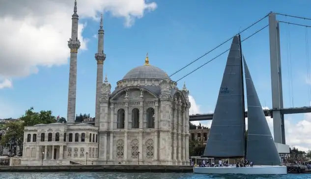 La regata es un gran atractivo turístico, ya que pasan junto a los grandes monumentos de Estambul. Foto: Kurt Arrigo