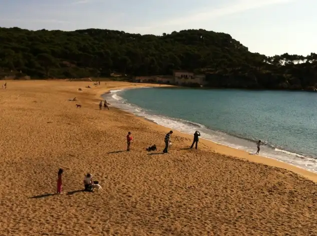 La playa de Castell, en Palamós, en plena Costa Brava.