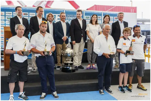 Los ganadores del 43 Trofeo Conde de Godó posan con la Copa y las autoridades.