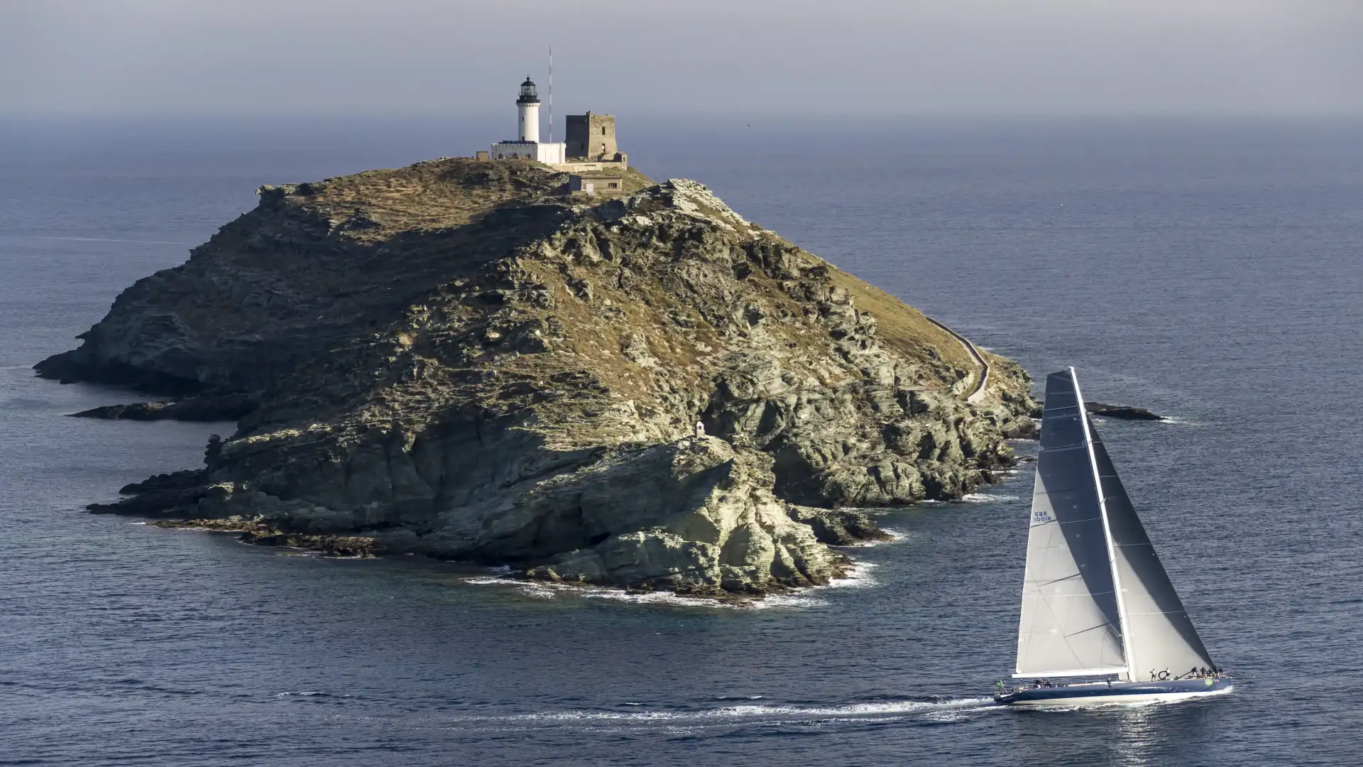Der magische Teppich Cubed, mit dem Lied Ñeti Cuervas- Mons, gewinnt die Giraglia in Echtzeit