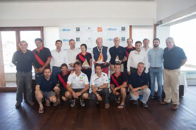 Foto de familia de los tres primeros clasificados del Trofeo Viajes InterRías: las tripulaciones de "Gallant", "Erica" y "Caprice", acompañados del Alcalde de Sanxenxo (Gonzalo Pita), el Condejal de Deportes (Jesús Sueiro) y Fabián Buezas (Dtor. Comercial InterRías). Foto: María Muiña