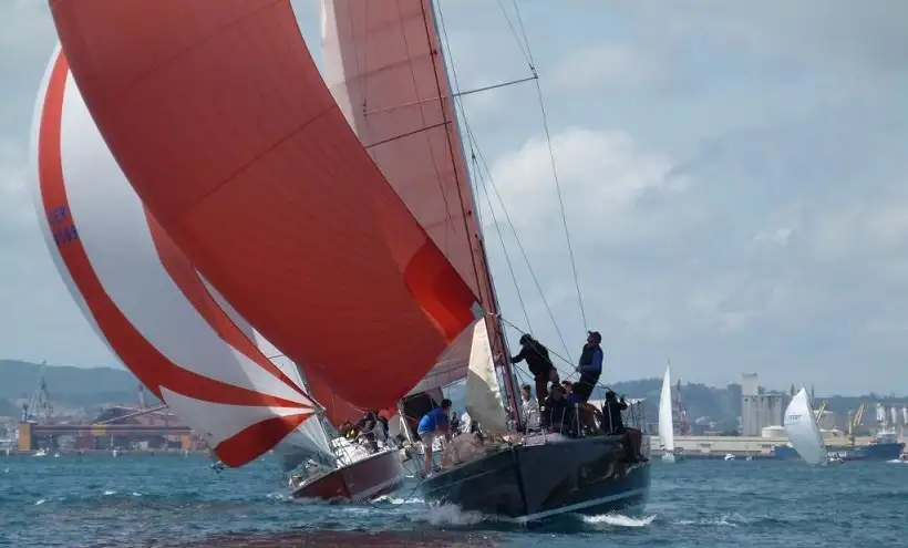 Para despedir la edición XVIII Regata SAR D. Felipe de Borbón hemos tenido una jornada veraniega con viento del 300-310 de 6-8 nudos con rachas de 10. El comité de regatas ha balizado un recorrido 7.6 con salida desde el RCMS con la primera baliza al norte de Mouro, situando la baliza 2 al viento a una milla para los J80 y a dos para los cruceros