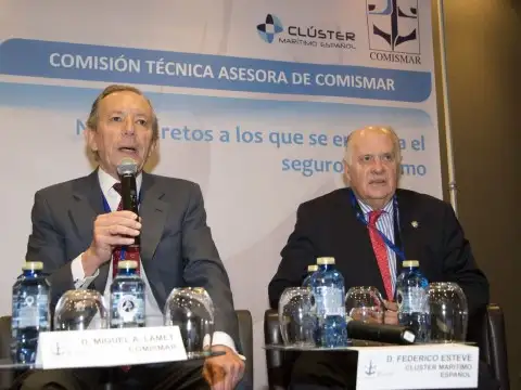 Federico Esteve, derecha, presidente de honor del Clúster Marítimo Español.