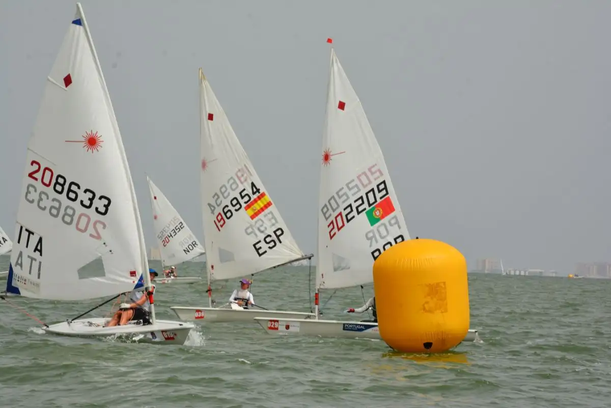 Las regatistas españolas de Laser Radial se jugarán la plaza olímpica en Kiel. Foto archivo: JM Falgas