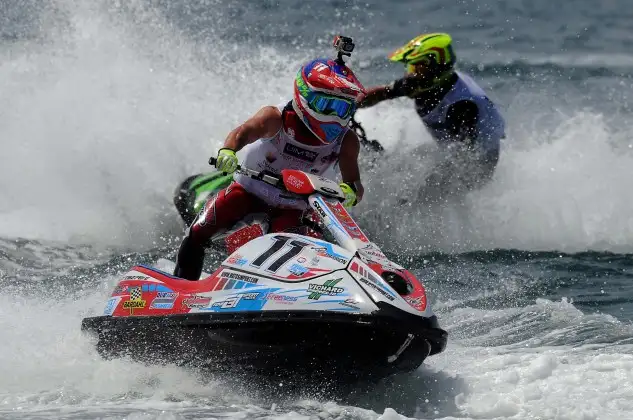 Alta competición de motos de agua en aguas de Dénia.