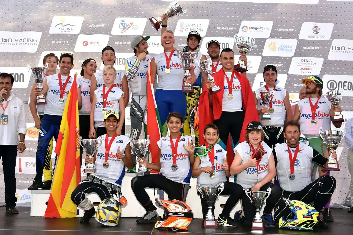 Foto de familia de los campeones del mundo de motos de agua en Marina de Dénia.