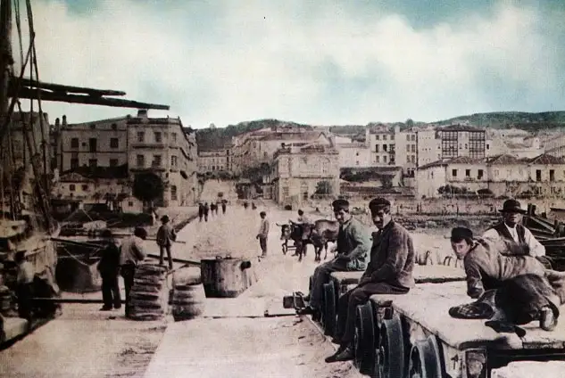 El antiguo Muelle del Comercio vigués que destrozaría una tempestad en los años 20 del pasado siglo.