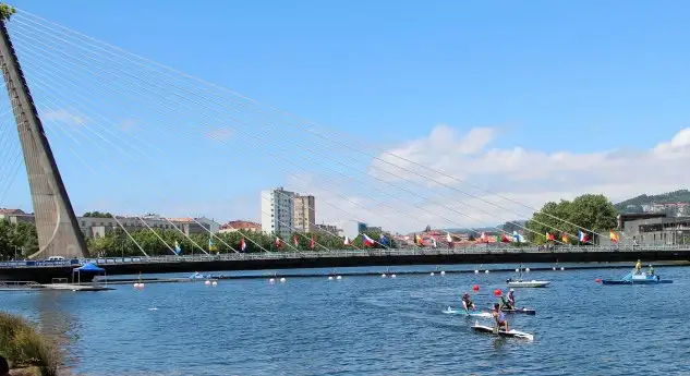 El campo de regatas en pleno centro de Pontevedra, en el Río Lérez espléndido (Foto RFEP)