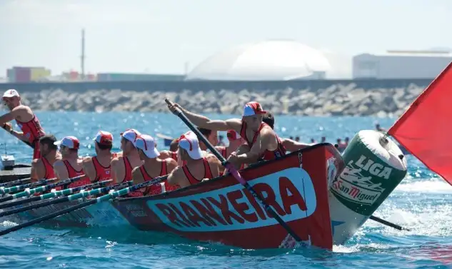 De esta manera, la Liga San Miguel queda muy abierta tras estas primeras tres citas. La ‘Ama Guadalupekoa’ y la ‘Bou Bizkaia’ están empatadas a 33 puntos en la búsqueda de la Corona CaixaBank, mientras que Kaiku Producha se sitúa en tercera posición. En lo que a la lucha por el Trofeo CaixaBank al Mejor Patrón respecta, Unai Osa de Zumaia se enfundará en Orio el maillot blanco de líder. Y es que la Liga San Miguel, la próxima semana se marchará hasta Orio con la Orioko XXVI. Estropadak – IV. Orio Kanpina a partir de las 18.30 horas. Mientras, el domingo el turno será para Donostia con la V Bandera Eusko Label a partir de las 12.00 horas. Dos citas, cabe recordar, que abrirán también una nueva Liga Euskotren.