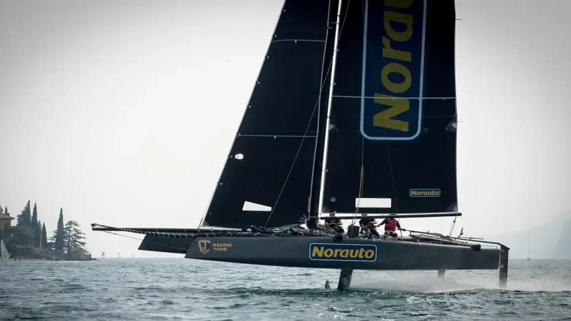 Dieci navi volanti partecipano alla Settimana di Failing GC32 a Malcesine