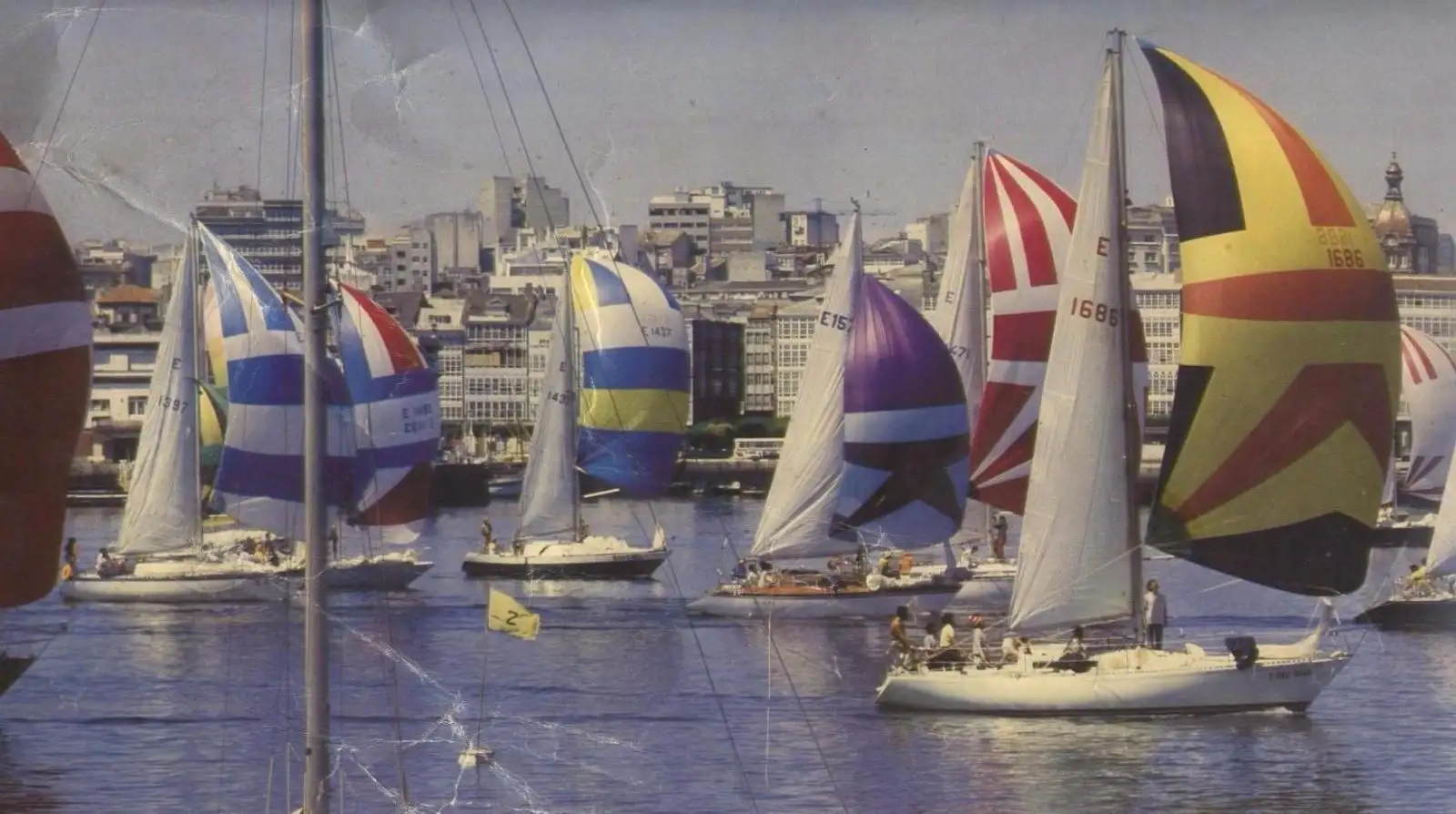 Salida de la Regata Rías Altas desde el mismo centro de La Coruña en 1979, con un nivel increíble: "Ardora", "Lanzal", "Dente do Can", "Coruña", "Salseiro", "Alcaraván"...