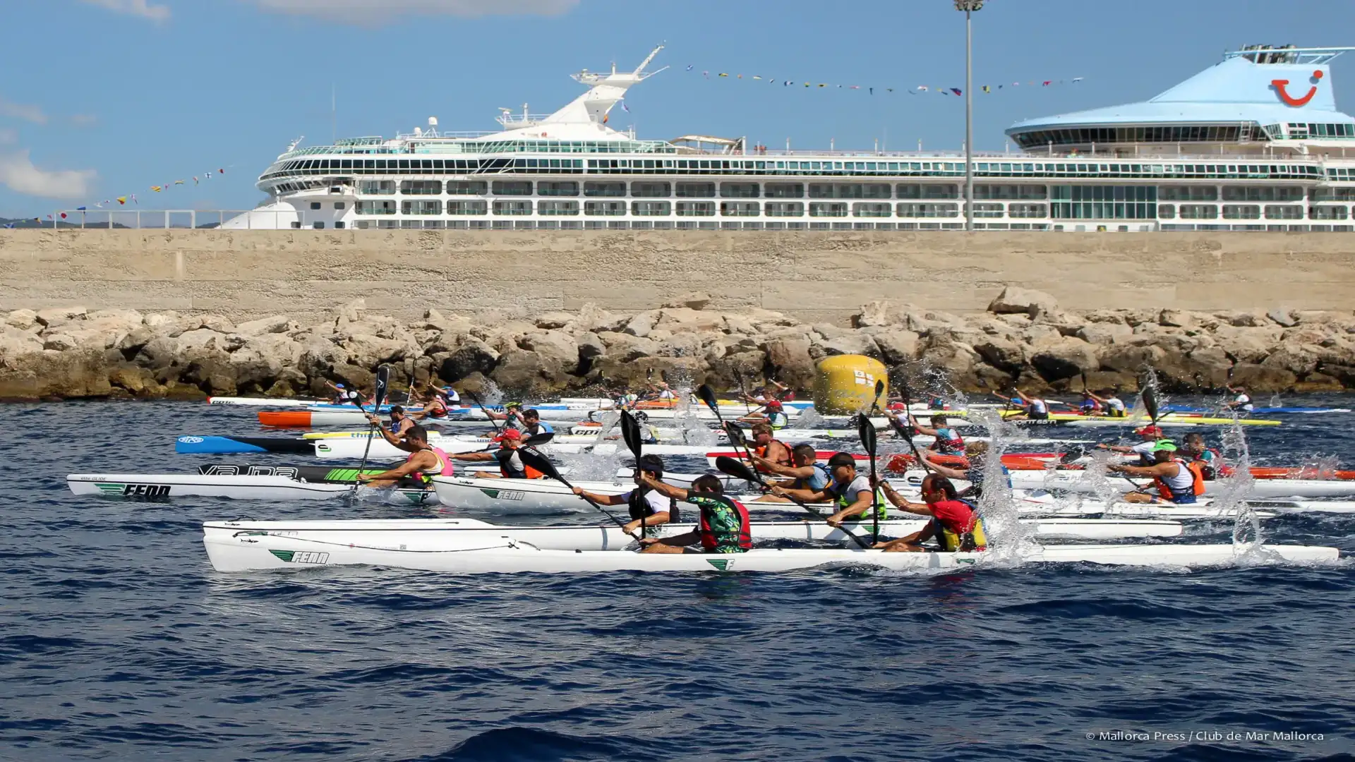 Circa un centinaio di palisti partecipano al Second Sea Club di Piragüismo