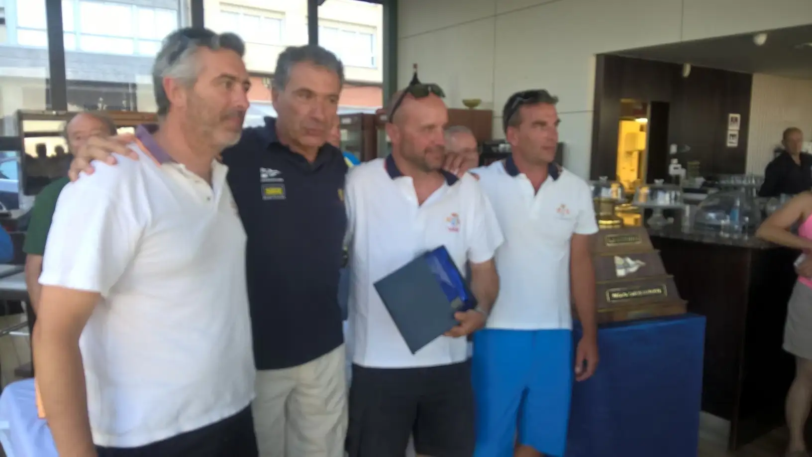 Tripulantes del Farr 42 "Mirfak" con Enrique Tostado presidente del Club Náutico de Sada.