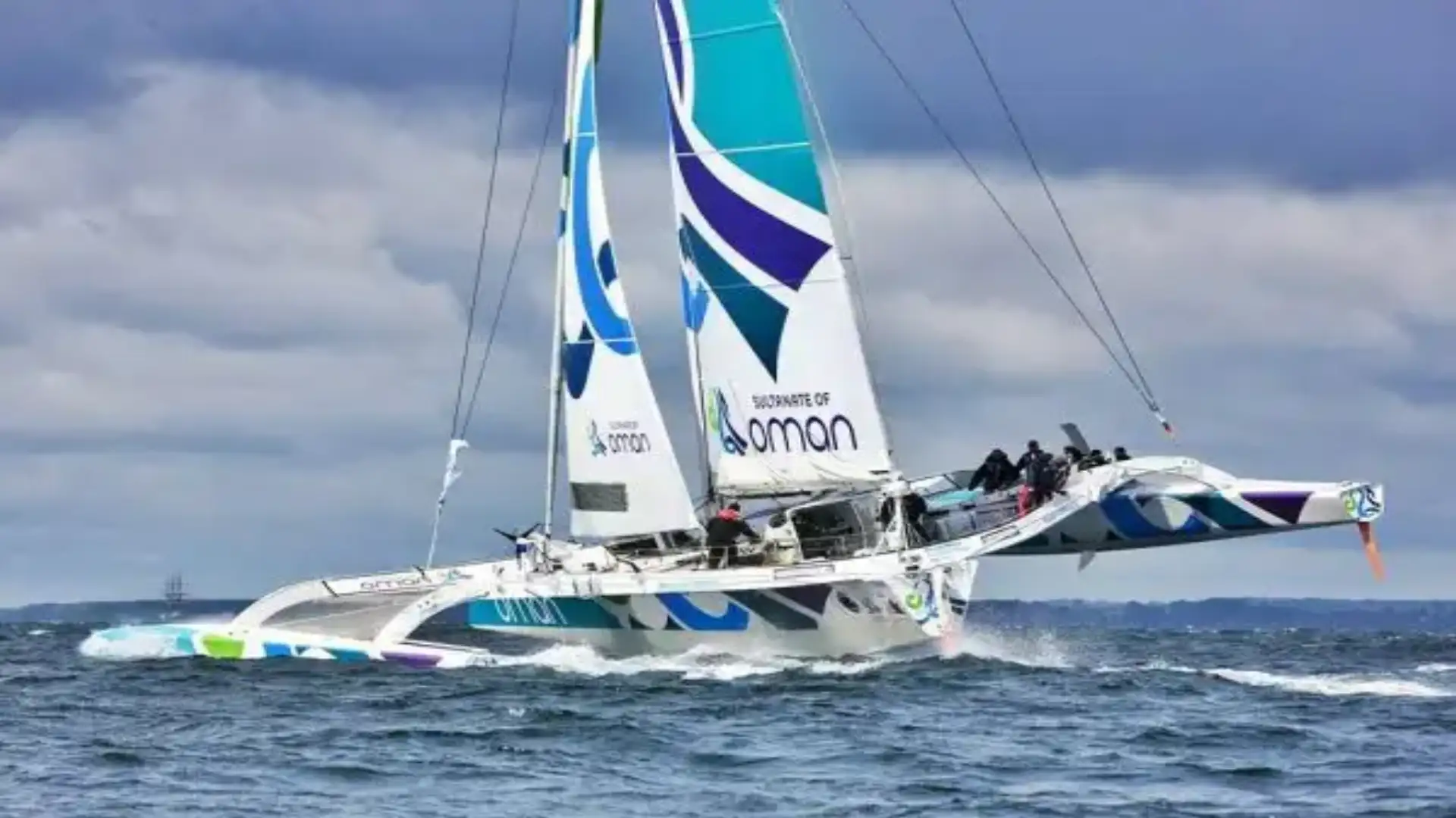 "Oman Sail" di Alex Pella e l'equipaggio viene salvato da una petroliera