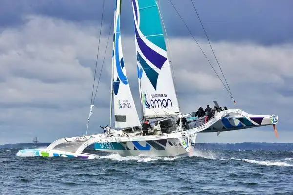 El Oman Sail volcó frente a la costa de Canadá.