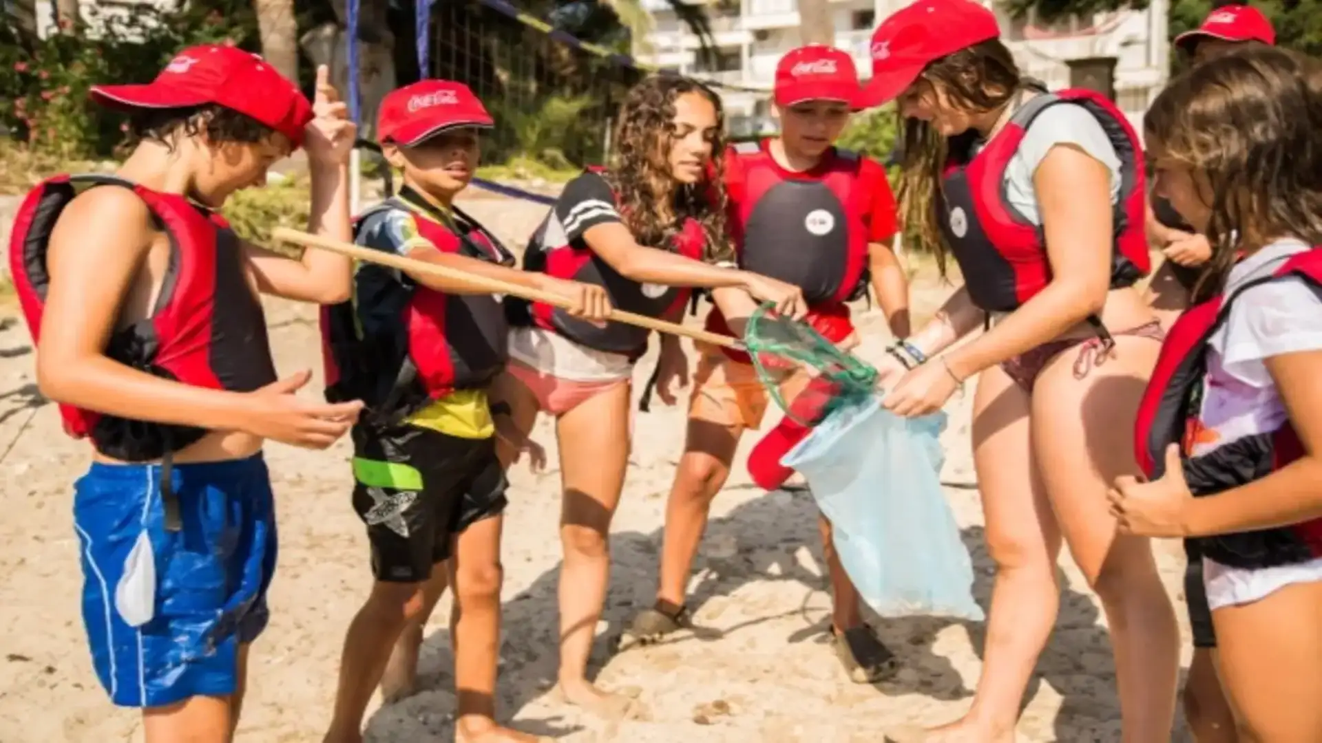 Mezzo centinaio di studenti da Calanova aiutano a pulire le spiagge