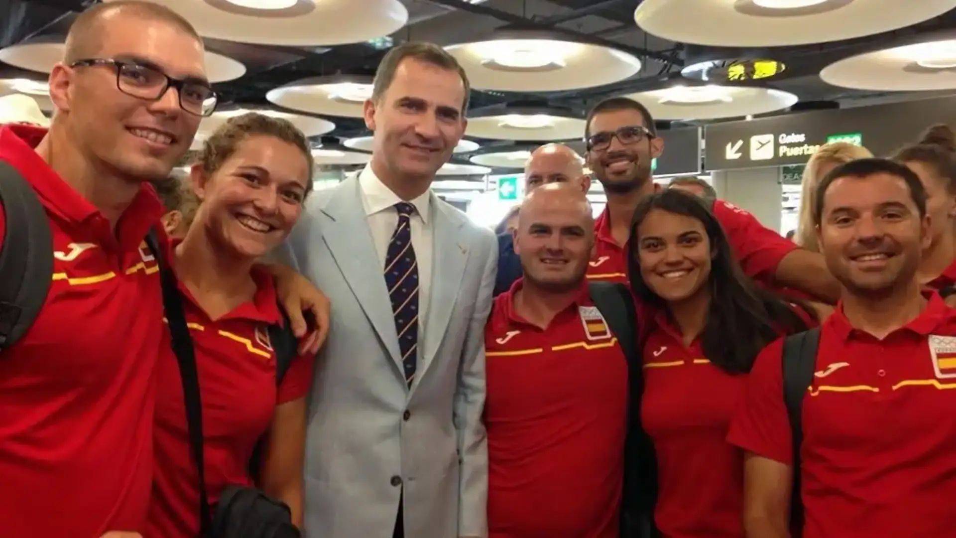 Don Felipe ha licenziato la squadra di canottaggio olimpica all'aeroporto Adolfo Suarez