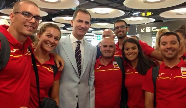 Don Felipe se acercó al Aeropuerto Adolfo Suárez para despedir a los muchos deportistas que ya están rumbo a Río 2016