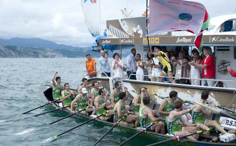 En lo que a la Liga Euskotren se refiere, la Euskotren V. Bandera ha ido a parar a la popa de San Juan Iberdrola, que ha aventajado a Hibaika Jamones Ancín en cuatro segundos. De esta manera, la lucha por el Trofeo Euskotren se queda con las sanjuandarras en cabeza con 23 puntos, mientras que Hibaika Jamones Ancín se queda a cuatro puntos. Por su parte, Orio Babyauto ha sido tercera con una marca de 11’21”34, mientras que Cabo ha completado la tanda a 29 segundos de las ganadoras.