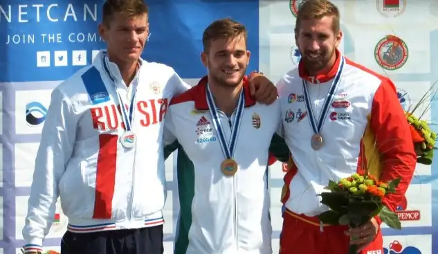 Carlos Arévalo se colgó esta mañana la 2ª medalla para España en los Campeonatos del Mundo Canoe Sprint Minsk 2016 y la única de España en las finales de 200 metros disputadas en la matinal. El palista gallego fue 3º en la final K1 S23 solo superado por el ruso Gusev y el húngaro Birkas que se proclamó Campeón del Mundo. Esta medalla se suma a la de plata ganada ayer por el K4 femenino y a la espera que se disputen el resto de finales de 500 y 1000 metros por la tarde en directo.