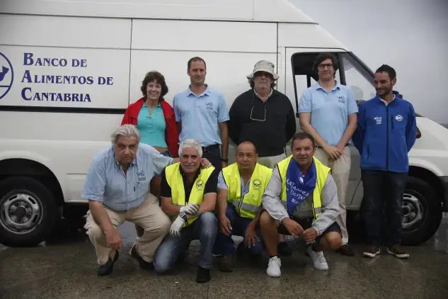 Los patrones de los tres primeros clasificados con miembros de la Organización y del Banco de Alimentos de Cantabria (Foto Pedro Seoane)