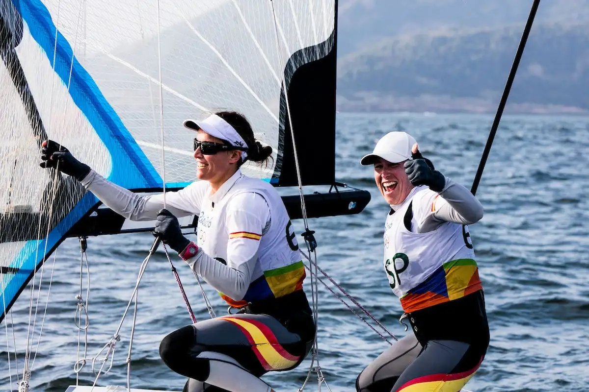 Támara Echegoyen y Berta Betanzos muestran su felicidad en aguas de Río. Foto: Sailing Energy