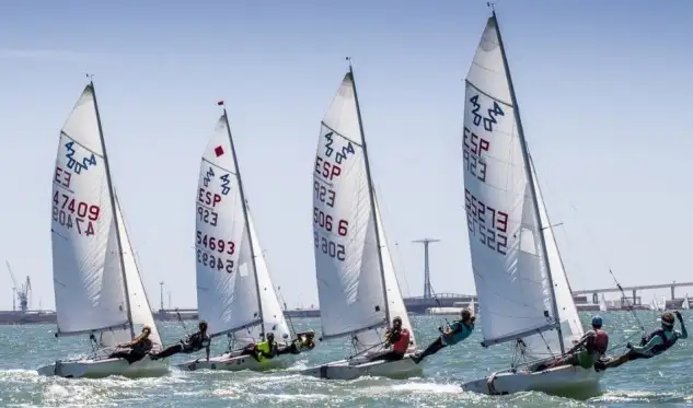 Precio imagen de 420 en la Bahía de Cádiz, que cerró hoy las series de vela ligera