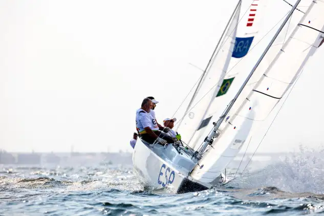 Paco Llobet/Héctor Álvarez/Manuel Gimeno tripulación española de Sonar. Foto: Richard Lagdon/World Sailing