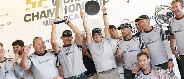 La tripulación del Quantum Racing celebrando el título mundial. Foto: Martínez Studio