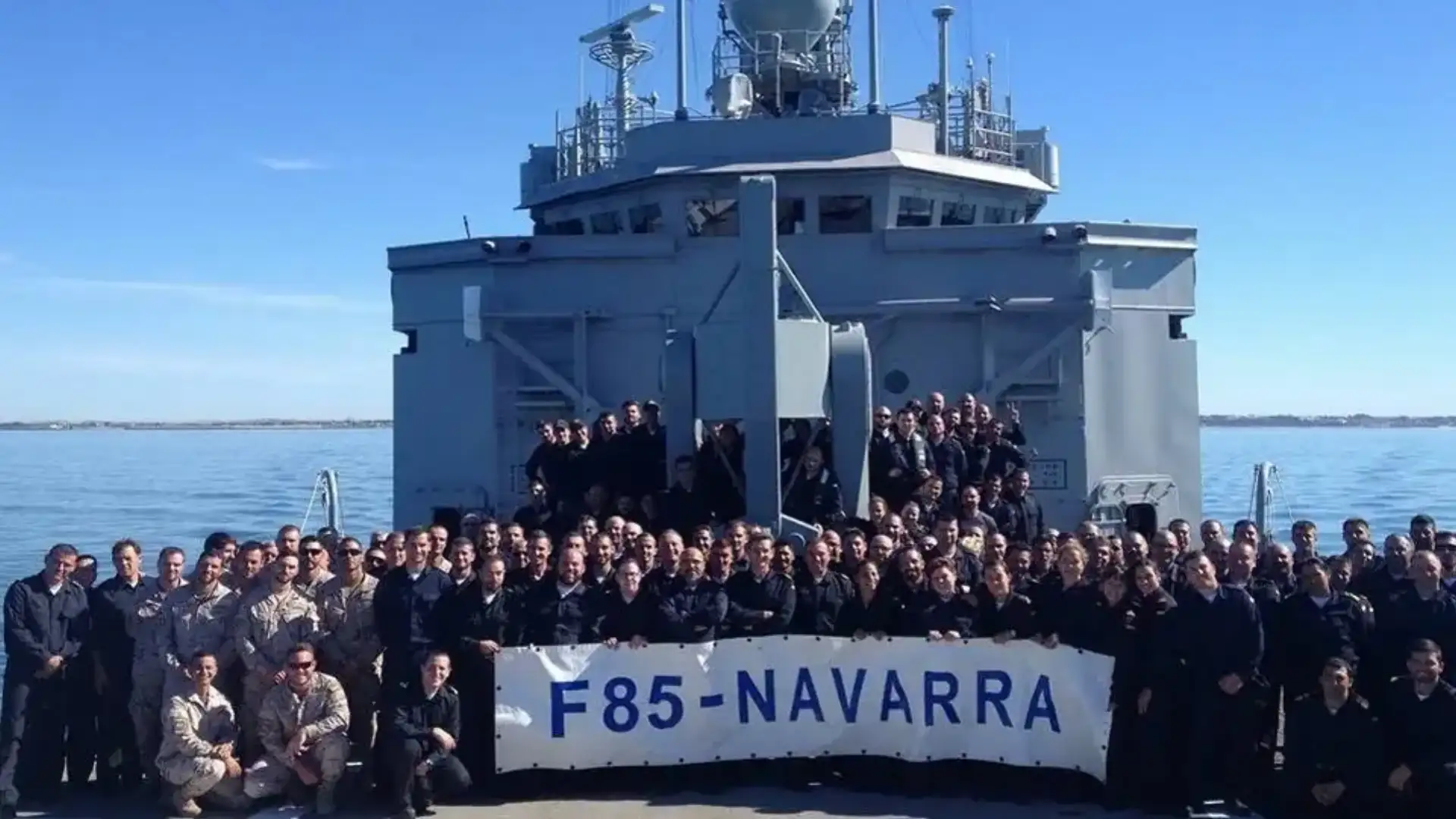 La fregata "Navarra" naviga per alleviare "Queen Sofia" nell'Operazione "Sophia"