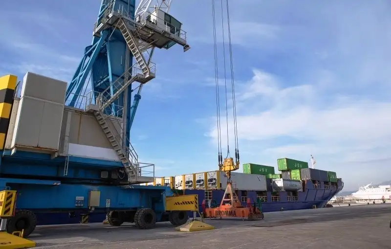 JSV, que escala una vez en semana con el buque Johanna Schepers, ha patentado un tipo de contenedor especialmente diseñado para el transporte de cualquier tipo de mercancía pesada, incluidos productos siderúrgicos.
