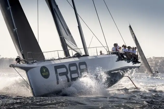 El barco armado por el estadounidense George David completó el recorrido de la Rolex Middle Sea Race pasadas las dos de la madrugada del martes para anotar su segundo triunfo en tiempo real consecutivo. El resto de la flota continúa avanzando hacia Malta para definir la identidad del campeón absoluto de esta 37ª edición de la clásica oceánica.