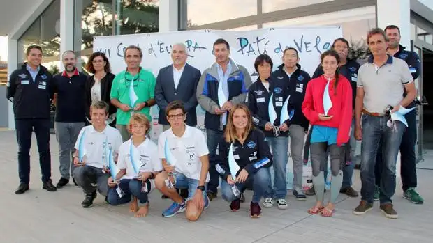 Joan Plana, delegado territorial del deporte de la Generalitat de Cataluña; Mercè Dalmau, concejala de turismo del Ayuntamiento de Cambrils; Alfredo Clua, concejal de deportes; Ramon Vallverdú, vicepresidente del Club Nàutic Cambrils; Ramon Cañellas, miembro de la junta del Club Nàutic Cambrils; Francesc Guillemat, representante territorial de la Federación Catalana de Vela; Ana Pujol, presidenta de la Asociación Deportiva Internacional de Patín a Vela y Jordi Clavero, director de Estival Eldorado Resort, fueron las autoridades que asistieron a la clausura en el Club NáuticCambrils