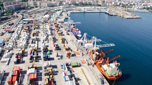 Un total de 397 buques portacontenedores de más de 500 TEUs se encuentran amarrados, y otros 140 buques portacontenedores han sido enviados a desguace en los diez primeros meses de 2016 (Foto Jesús Nieto-Autoridad Portuaria de Vigo)