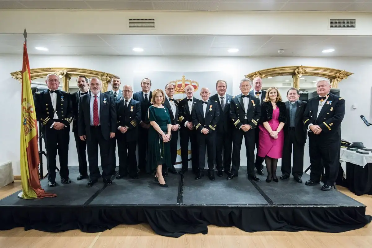 Foto de familia de los condecorados por la Real Liga Naval Española.