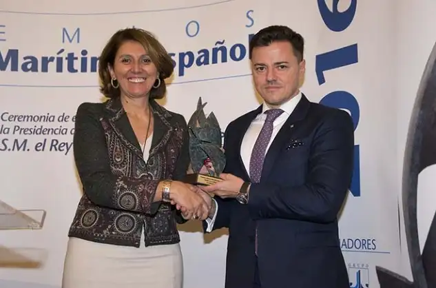Premio a la Comunicación De esta forma, el Premio a la Comunicación ha recaído en Trasmediterránea, compañía que cumple actualmente su centenario, y que ha sido reconocida por la labor de transmisión de su papel a lo largo de su historia, en el desarrollo económico y cultural de nuestro país. Además, se ha destacado su dedicación a los clientes, su compromiso con el medio ambiente y la implicación de los empleados como factor determinante del éxito empresarial. El premio ha sido patrocinado por Comismar, y lo han entregado Doña Begoña Cristeto, secretaria general de industria y D. Miguel Ángel Lamet, presidente de Comismar. El encargado de recogerlo ha sido D. Mario Quero, director general de Trasmediterranea.