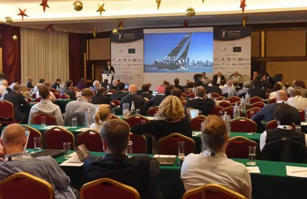 La segunda y última jornada del Yacht Racing Forum incidió en la idea de popularizar el mundo de la vela, analizó los riesgos de la navegación en multicascos voladores, debatió sobre la evolución del match-racing y dibujó el futuro del deporte. El programa incluyó el anuncio de la foto ganadora del premio Mirabaud Yacht Racing Image 2016.