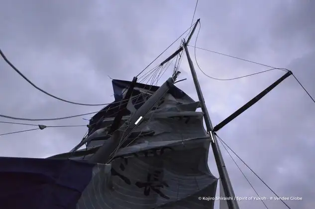 Imagen del mástil partido del Spirit of Yukoh de Kojiro Shiraishi que le ha obligado a abandonar. 