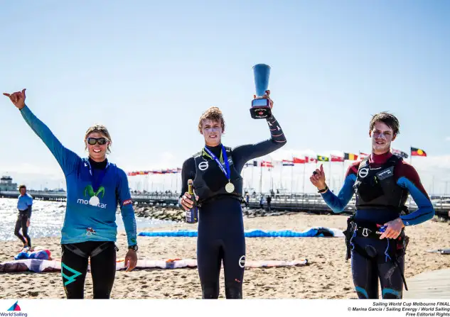 Florian Trittel -izquierda- en el podio de honor en Fórmula Kite. Foto: Marina García/World Sailing