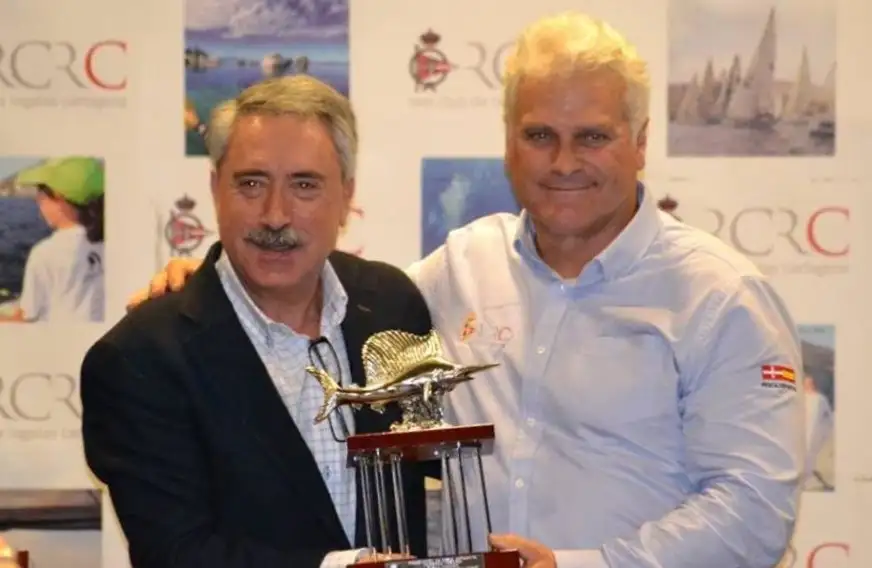 Arturo Garcia con Luis Navarro de Spar en un acto reciente en el Real Club de Regatas de Cartagena.García toma el testigo de Pedro Román al frente de la vela murciana. El nuevo presidente reconoce que la "la federación ha estado dormida estos años" y destaca que los grandes retos a corto plazo son "económicos, las necesidades de los clubes y las relaciones institucionales" (Foto sportcartagena.com)